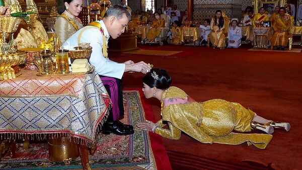 Король Таиланда Маха Вачиралонгкорн совершает миропомазание своей дочери принцессы Сириваннавари Нариратаны на своей коронацию в Бангкоке  - Sputnik Ўзбекистон