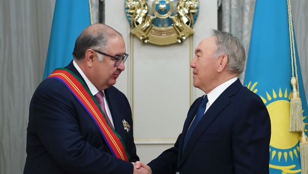 Nazarbayev nagradil Alishera Usmanova ordenom Dostыk - Sputnik Oʻzbekiston