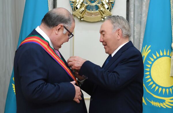 Назарбоев Алишер Усмоновни “Достық” ордени билан мукофотлади Назарбоев Алишер Усмоновни “Достық” ордени билан мукофотлади - Sputnik Ўзбекистон