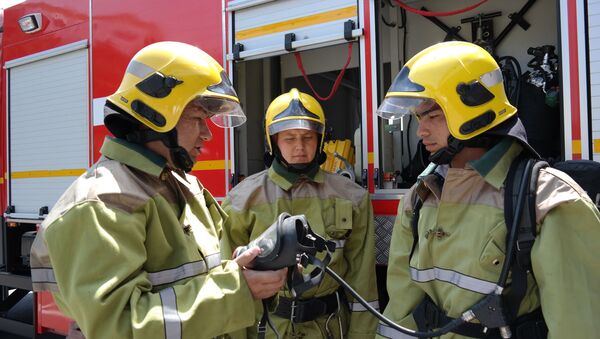 Будни узбекских пожарников. Кстати, общий вес комплекта экипировки достигает в среднем 35-45 кг - Sputnik Ўзбекистон