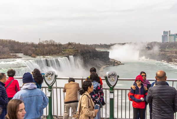 Туристы на смотровой площадке Государственного парка Ниагарского водопада в штате Нью Йорк, США - Sputnik Узбекистан