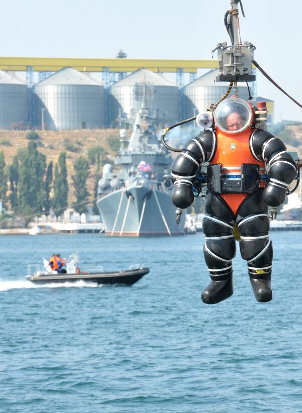 Водолаз в нормоборическом скафандре во время демонстрации возможностей спасательной техники Черноморского флота РФ - Sputnik Узбекистан