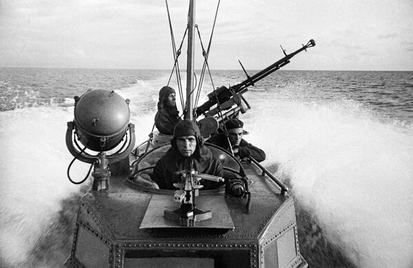 Моряки торпедного катера на выполнении боевого задания. Черноморский флот - Sputnik Узбекистан