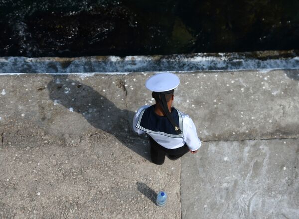 Военнослужащий Черноморского флота во время репетиции парада ко Дню Военно-Морского флота РФ в Севастополе - Sputnik Узбекистан