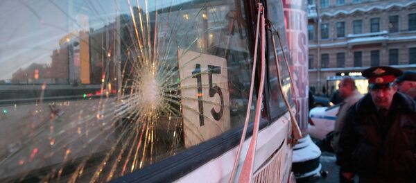 Разбитое стекло автобуса. Архивное фото Разбитое стекло автобуса. Архивное фото - Sputnik Узбекистан