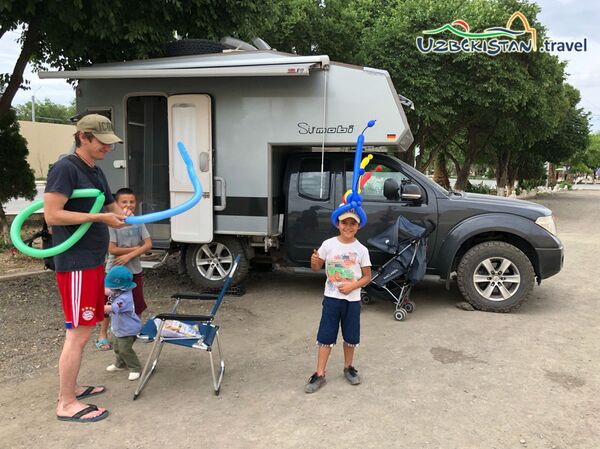 Из Германии в Узбекистан за 66 дней: немецкий иллюзионист приехал в Хиву Из Германии в Узбекистан за 66 дней: немецкий иллюзионист приехал в Хиву - Sputnik Узбекистан