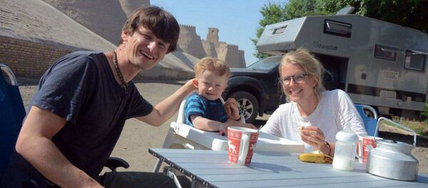 Фокусник и иллюзионист Ван Дейснер со своей семьей посетил Узбекистан Фокусник и иллюзионист Ван Дейснер со своей семьей посетил Узбекистан - Sputnik Узбекистан