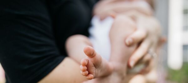 Грудной ребенок на руках Грудной ребенок на руках - Sputnik Ўзбекистон