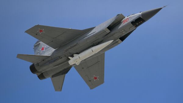 Mnogotselevoy istrebitel MiG-31 s giperzvukovoy raketoy Kinjal  - Sputnik O‘zbekiston