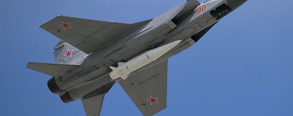 Многоцелевой истребитель МиГ-31 с гиперзвуковой ракетой Кинжал  Многоцелевой истребитель МиГ-31 с гиперзвуковой ракетой Кинжал  - Sputnik Ўзбекистон
