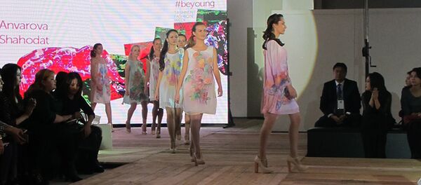 Коллекция крепдешиновых платьев Шаходат Анваровой Коллекция крепдешиновых платьев Шаходат Анваровой - Sputnik Узбекистан