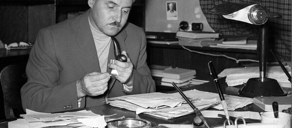 Советский писатель Константин Симонов Советский писатель Константин Симонов - Sputnik Узбекистан