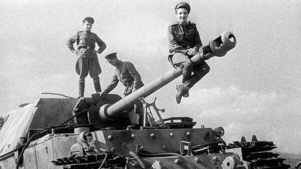 Поэт Константин Симонов на первых захваченных немецких тяжелых штурмовых орудиях Фердинанд Поэт Константин Симонов на первых захваченных немецких тяжелых штурмовых орудиях Фердинанд - Sputnik Узбекистан