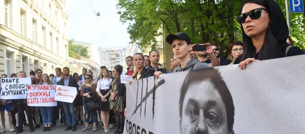 Акция в поддержку руководителя портала РИА Новости Украина Кирилла Вышинского - Sputnik Узбекистан