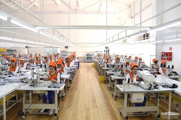 Шавкат Мирзиеёв оценил работу швейного предприятия в Ханабаде - Sputnik Узбекистан