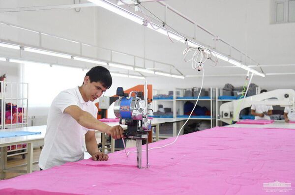 Шавкат Мирзиеёв оценил работу швейного предприятия в Ханабаде - Sputnik Узбекистан