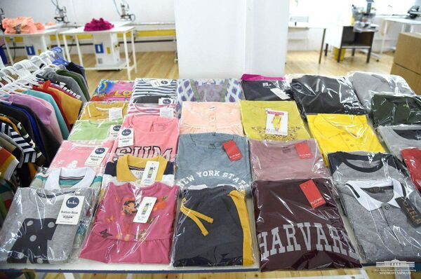 Шавкат Мирзиеёв оценил работу швейного предприятия в Ханабаде - Sputnik Узбекистан