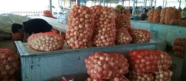 Лук на рынке - Sputnik Узбекистан