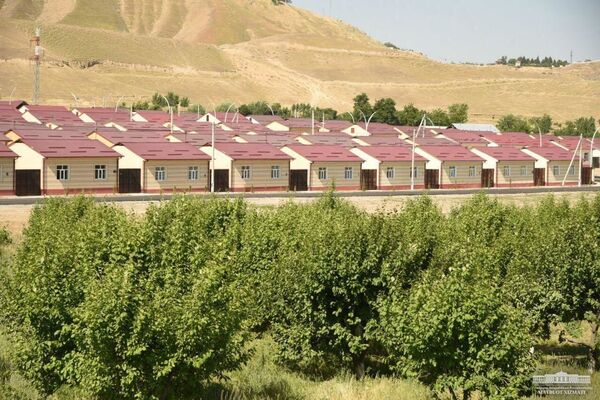 Шавкат Мирзиёев проверил бытовые условия жизни в Андижане Шавкат Мирзиёев проверил бытовые условия жизни в Андижане - Sputnik Узбекистан