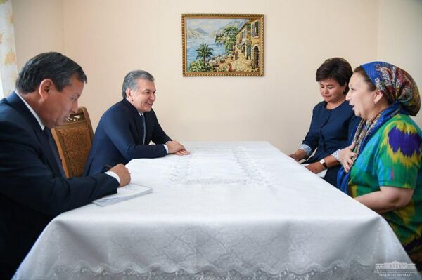 Шавкат Мирзиёев проверил бытовые условия жизни в Андижане Шавкат Мирзиёев проверил бытовые условия жизни в Андижане - Sputnik Узбекистан