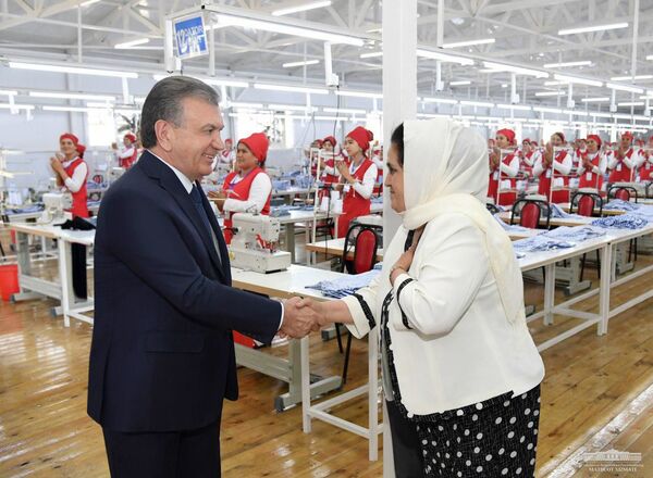 Шавкат Мирзиёев проверил бытовые условия жизни в Андижане Шавкат Мирзиёев проверил бытовые условия жизни в Андижане - Sputnik Узбекистан