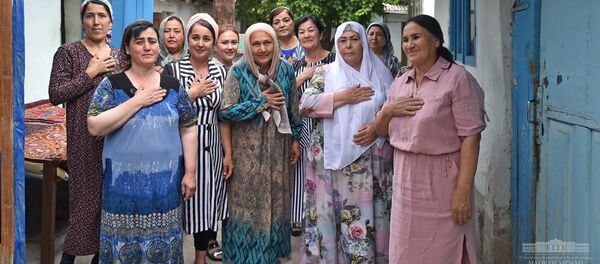 Президент Шавкат Мирзиёев в ходе поездки в Андижанскую область посетил старую махаллю в городе Андижане - Sputnik Узбекистан