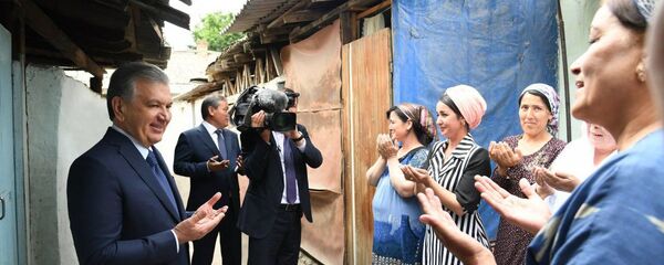 Президент Шавкат Мирзиёев в ходе поездки в Андижанскую область посетил старую махаллю в городе Андижане - Sputnik Ўзбекистон