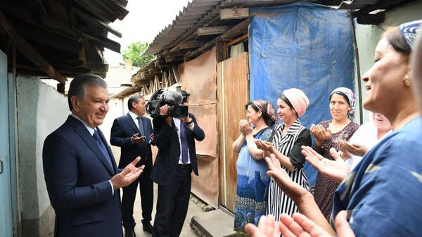 Президент Шавкат Мирзиёев в ходе поездки в Андижанскую область посетил старую махаллю в городе Андижане - Sputnik Ўзбекистон