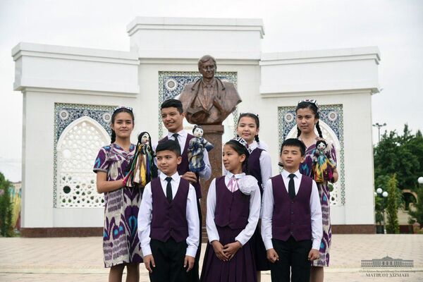 Будущее страны: президент посетил школу в Андижане - фото - Sputnik Узбекистан