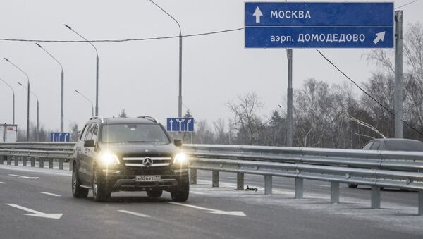 овая транспортная развязка на подъездной дороге к аэропорту Домодедово - Sputnik Узбекистан