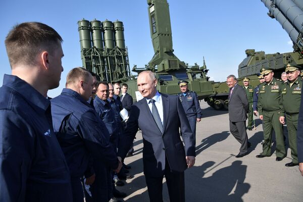Президент РФ Владимир Путин общается с летчиками, которые пилотировали истребители Су-57, сопровождавшие борт номер один на подлете к Ахтубинску - Sputnik Узбекистан