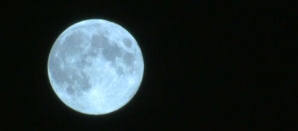 Последняя за десятилетие голубая Луна над Москвой Последняя за десятилетие голубая Луна над Москвой - Sputnik Ўзбекистон