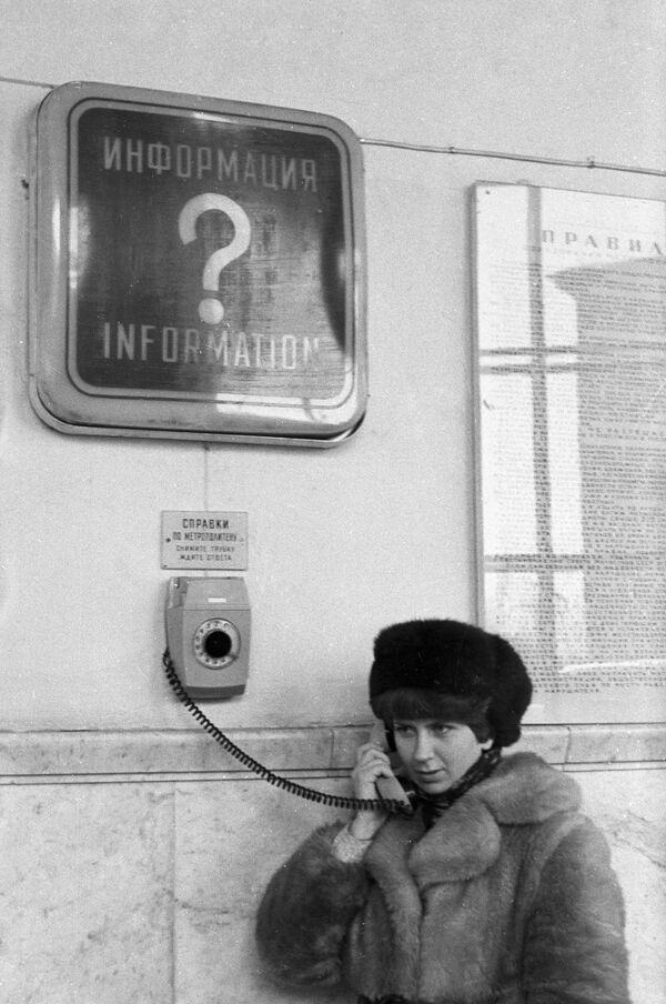 Специальный телефон, установленный в вестибюлях станций, по которому можно получить любую информацию по работе Метрополитена, 1980 год  - Sputnik Узбекистан