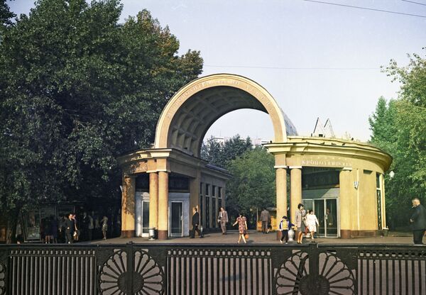 Наземный вестибюль станции метро Кропоткинская, 1972 год  - Sputnik Узбекистан
