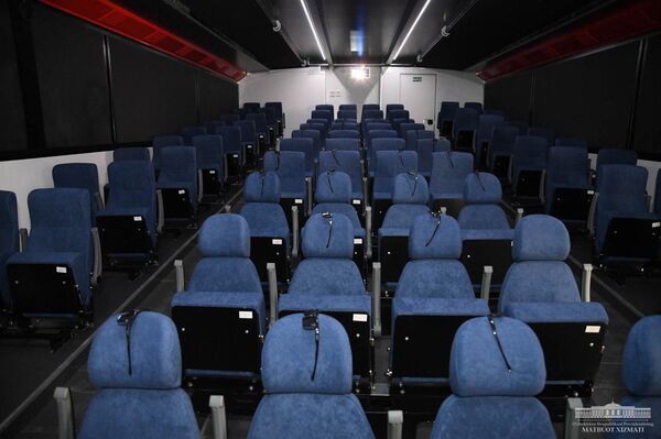 Кино на колесах: ташкентцы встретили первый в стране передвижной кинотеатр - Sputnik Узбекистан