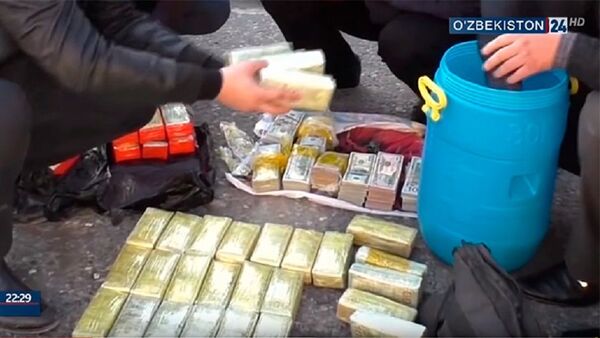 В Узбекистане раскрыта группировка, занимавшаяся вывозом валюты за рубеж - Sputnik Узбекистан