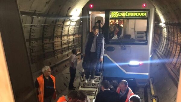Эвакуация пассажиров в метро Москвы из-за остановки поездов в тоннеле - Sputnik Узбекистан