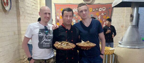 Туристы учатся готовить узбекские блюда - Sputnik Узбекистан