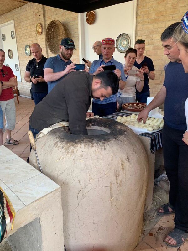 Туристы из Польши приготовили узбекский плов: что у них получилось Туристы из Польши приготовили узбекский плов: что у них получилось - Sputnik Узбекистан