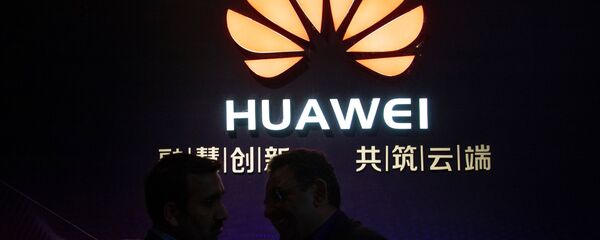Логотип компании Huawei Логотип компании Huawei - Sputnik Узбекистан