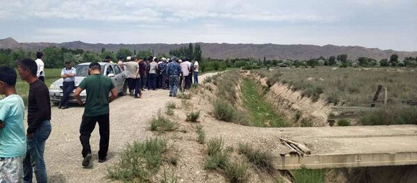 Местные жители села Кара-Бак на кыргызско-таджикской границе Местные жители села Кара-Бак на кыргызско-таджикской границе - Sputnik Ўзбекистон