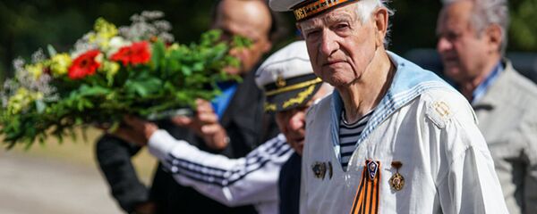 Как в Латвии отбирают георгиевские ленточки у тысяч людей - видео - Sputnik Узбекистан