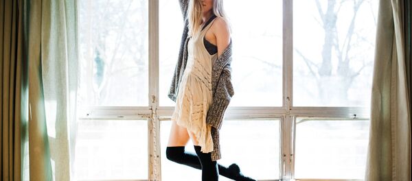 Девушка стоит у окна - Sputnik Ўзбекистон