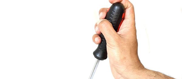 Отвертка в руке Отвертка в руке - Sputnik Узбекистан