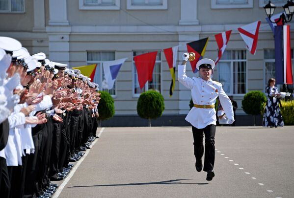 Кадеты филиала Нахимовского военно-морского училища во время последнего звонка в Севастополе - Sputnik Узбекистан