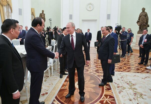 Президент РФ Владимир Путин знакомится с делегацией во время встречи с премьер-министром Вьетнама Нгуеном Суаном Фуком  - Sputnik Узбекистан