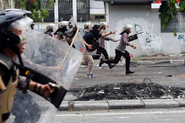 Полиция разгоняет демонстрантов в Джакарте, Индонезия - Sputnik Узбекистан