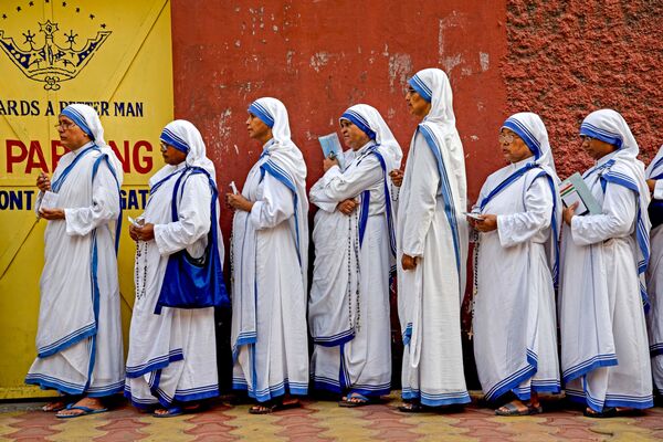 Индийские монахини в очереди на выборах в Калькутте, Индия. - Sputnik Узбекистан