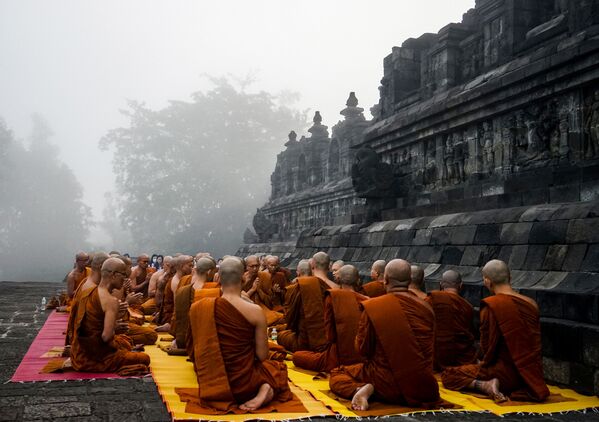 Молитва буддийских монахов в канун дня рождения Будды в храме Боробудур, Индонезия - Sputnik Узбекистан