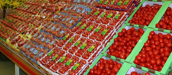 Стеллажи с овощами в гипермаркете Стеллажи с овощами в гипермаркете - Sputnik Узбекистан